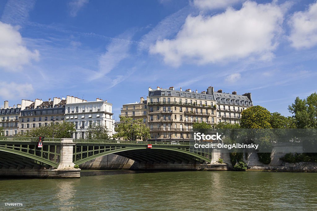 Париж, Река Сена. - Стоковые фото Мост Сюлли роялти-фри