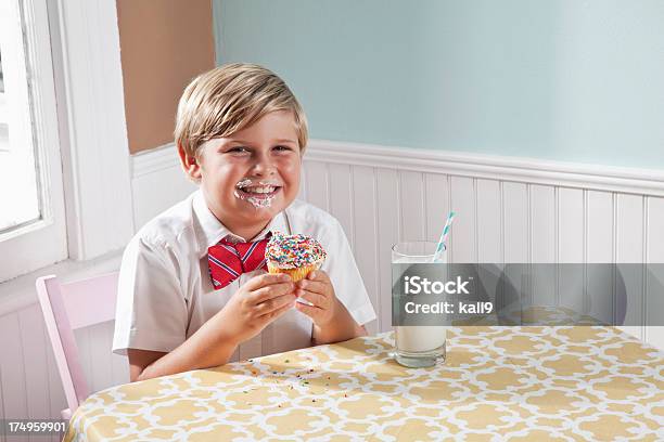 Magdalena Con Glaseado Y Niño Con Un Vaso De Leche Foto de stock y más banco de imágenes de 8-9 años - 8-9 años, Agarrar, Alegre