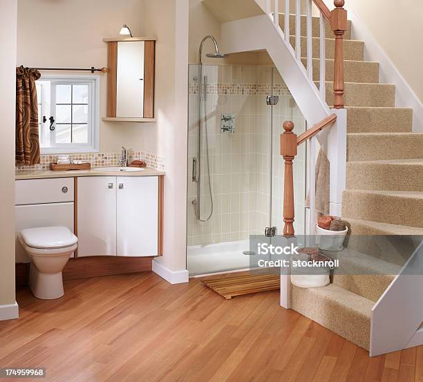 インテリアの小さな下の階に配した豪華なバスルーム - お手洗いのストックフォトや画像を多数ご用意 - お手洗い, インテリア, カーテン