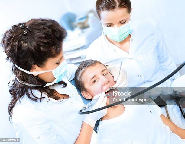 Zabieg Dentystyczny - zdjęcia stockowe i więcej obrazów Asystent - Asystent, Asystentka stomatologiczna, Badanie lekarskie