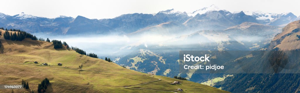 panorama di Obersimmental, Wildstrubel Wildhorn summit e in Svizzera - Foto stock royalty-free di Alpi