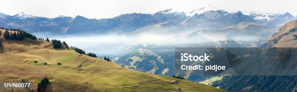 Panorama Di Obersimmental Wildstrubel Wildhorn Summit E In Svizzera - Fotografie stock e altre immagini di Alpi