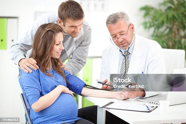 妊娠中の女性夫の医者のオフィスを通過します - 女性のストックフォトや画像を多数ご用意 - 女性, 妊娠, 血圧計