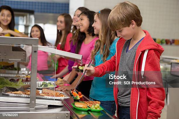 Middle School Alunos De Escolher Alimentos Saudáveis Na Cantina Almoço Linha - Fotografias de stock e mais imagens de Cantina