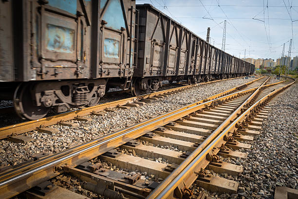 ferrovia de corrida - railroad track uncertainty freight transportation choice - fotografias e filmes do acervo