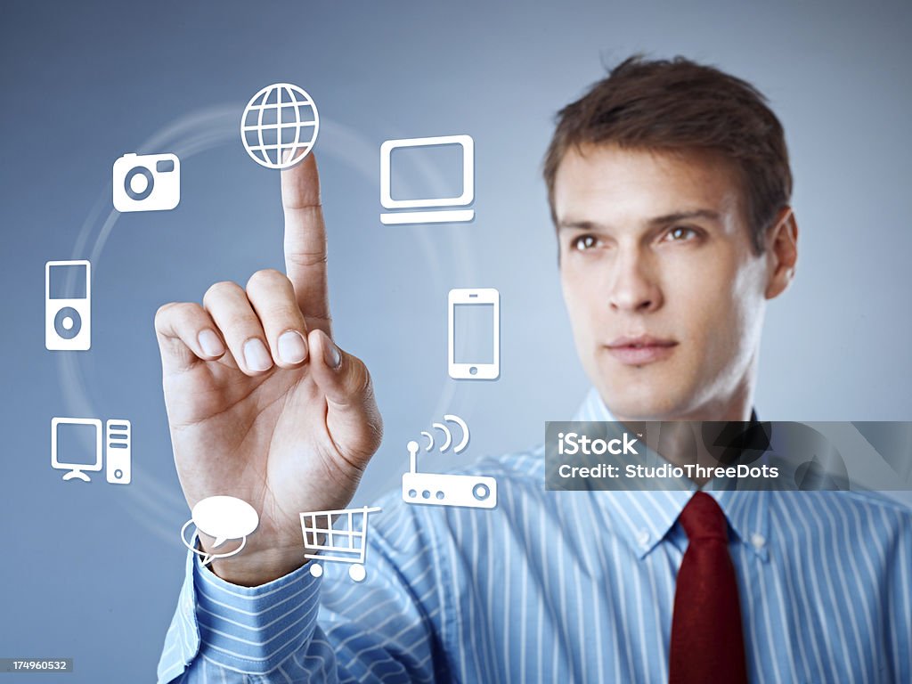 Uomo d'affari toccando tecnologia digitale di icone correlate - Foto stock royalty-free di Cloud computing
