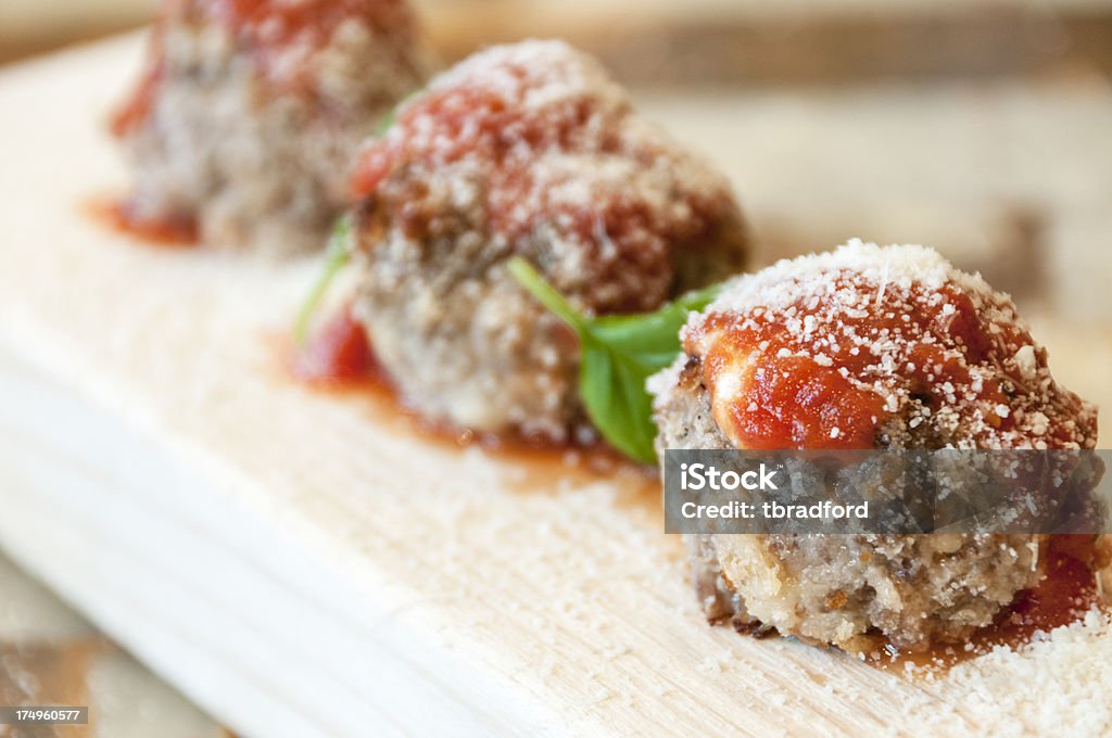 Pelotas de carne de res en salsa de tomate y queso espolvoreado con - Foto de stock de Albóndiga libre de derechos