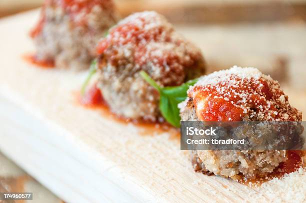 Palle Di Carne Con Salsa Di Pomodoro E Spezie Con Formaggio - Fotografie stock e altre immagini di Polpette