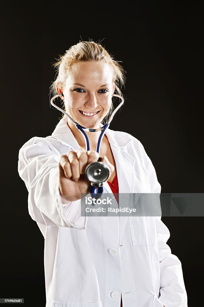 Linda profissional médico brincadeira segura Estetoscópio para verificar a câmera - Foto de stock de Adulto royalty-free