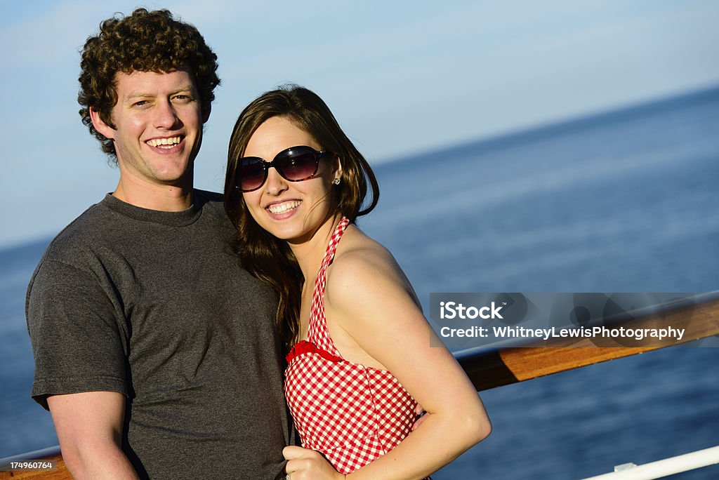 Счастливая пара на Круизное судно - Стоковые фото Женщины роялти-фри