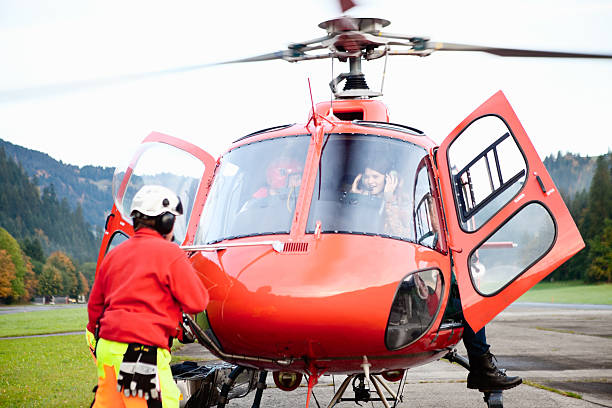 helicóptero preparar para decolar - lenk im simmental - fotografias e filmes do acervo