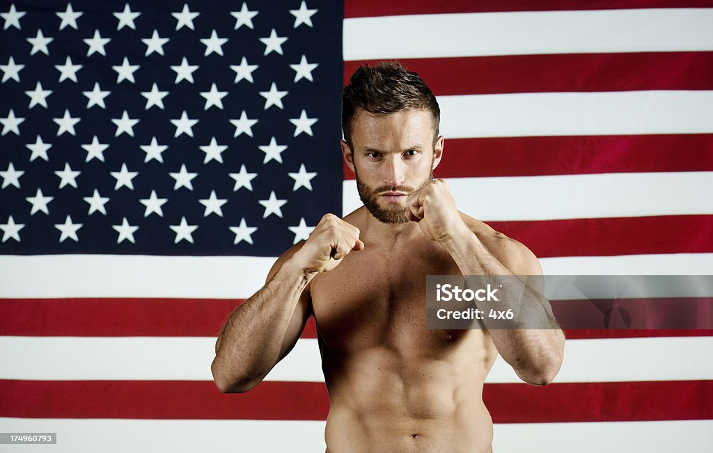 Hombre de pie en pose de combate con bandera estadounidense - Foto de stock de 20 a 29 años libre de derechos