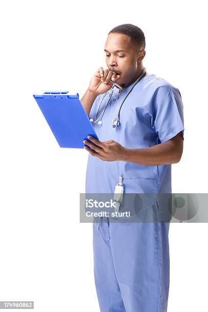 Cansado Homem Médico - Fotografias de stock e mais imagens de 20-29 Anos - 20-29 Anos, Adulto, Azul