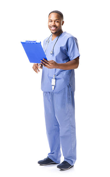 heureux homme médecin - full length clipboard african ethnicity black photos et images de collection