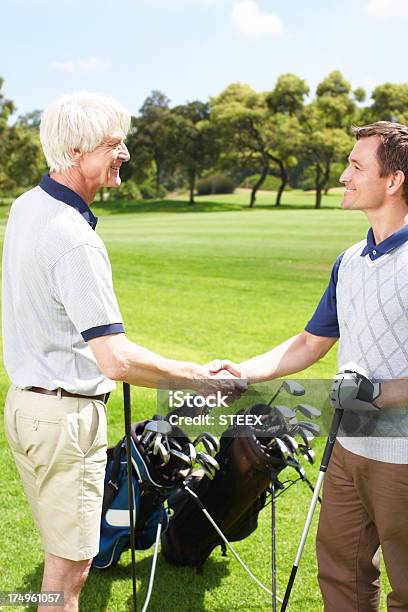 Foto de Muito Bem Que Desempenhou Um Grande Jogo e mais fotos de stock de Dar as Mãos - Dar as Mãos, Golfe, Adulto