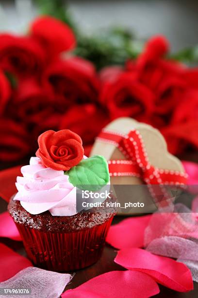 Cupcake Und Geschenk Stockfoto und mehr Bilder von Cupcake - Cupcake, Dessert, Einzelne Blume