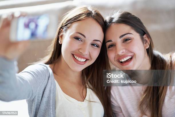 Cattura Un Momento Speciale Della Propria Vita - Fotografie stock e altre immagini di Accogliente - Accogliente, Adolescente, Adolescenza