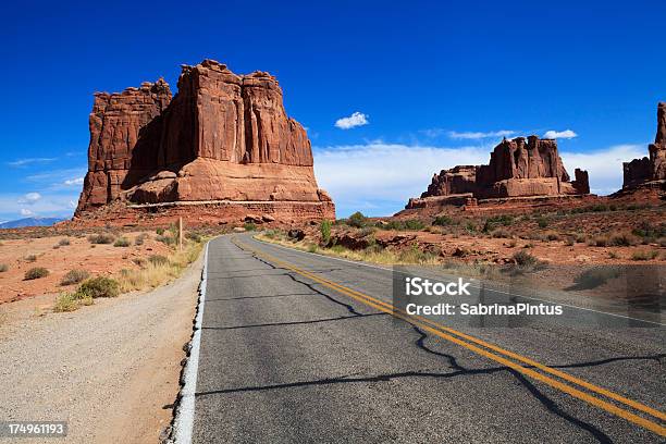 Courthouse Towers Parque Nacional De Los Arcos Utah Eeuu Foto de stock y más banco de imágenes de Aire libre