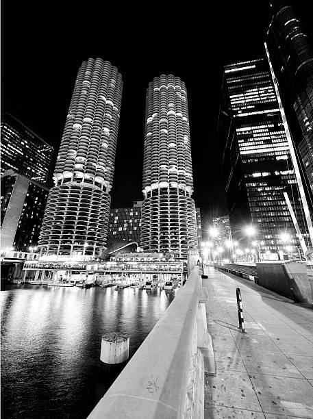 ночной городской пейзаж, chicago.black и белом. - chicago black and white contemporary tower стоковые фото и изображения