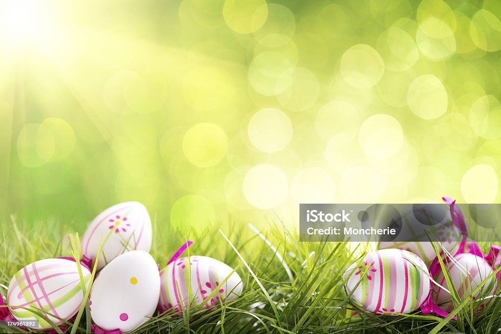 Uova di Pasqua colorate su sfondo illuminato con spazio copia - Foto stock royalty-free di Pasqua