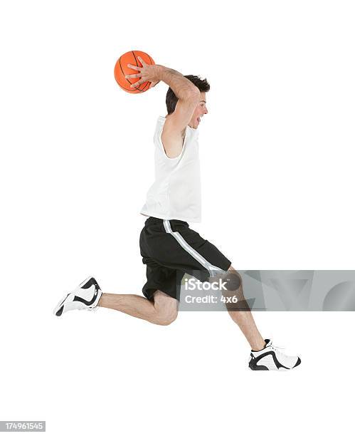 Jugador De Baloncesto Jugando Con Un Balón Foto de stock y más banco de imágenes de 20 a 29 años - 20 a 29 años, Actividad, Adulto