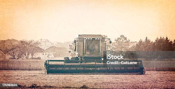 Mähdrescher In Feld Bei Sonnenaufgang Stockfoto und mehr Bilder von Agrarbetrieb - Agrarbetrieb, Alt, Altertümlich