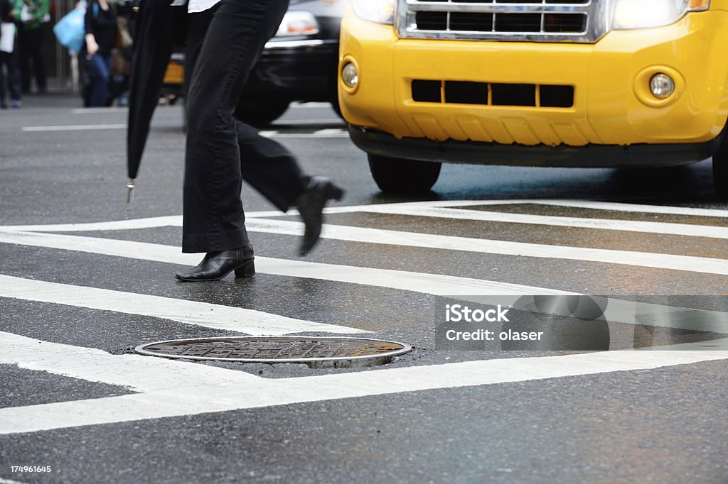 Auto accendere Traversata di zebra - Foto stock royalty-free di Automobile