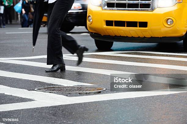 Auto Accendere Traversata Di Zebra - Fotografie stock e altre immagini di Automobile - Automobile, Aspettare, Girare