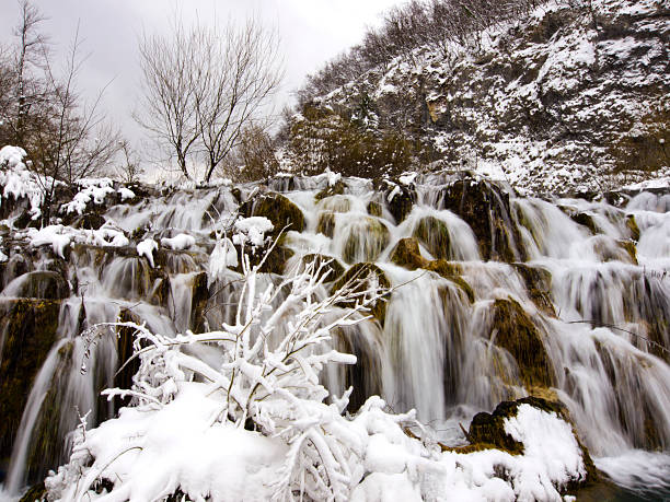 cascades de plitvice - plitvice lakes national park croatia winter sparse - fotografias e filmes do acervo