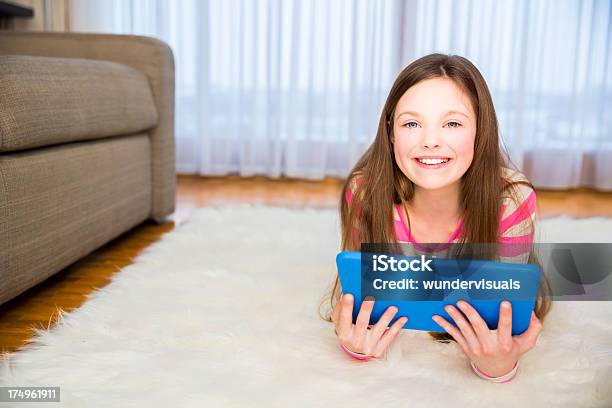 Chica Con Ordenador Foto de stock y más banco de imágenes de Acogedor - Acogedor, Acostado, Actividades recreativas