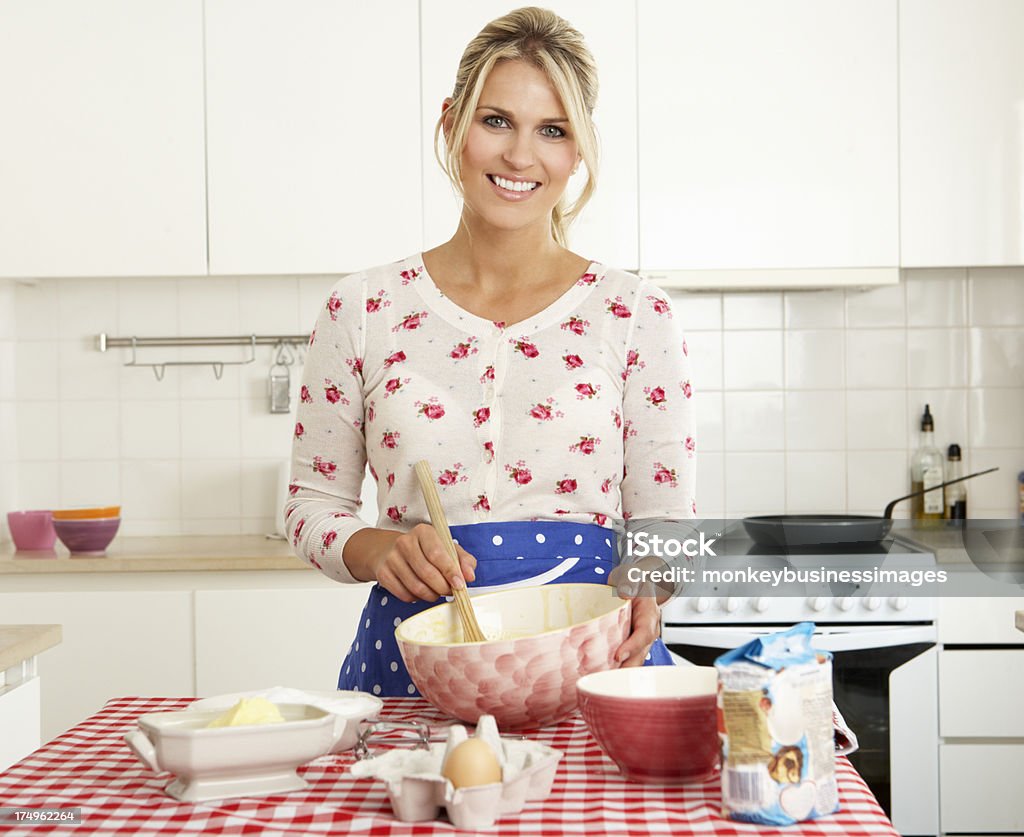 Mujer cocinar en la cocina - Foto de stock de 30-39 años libre de derechos