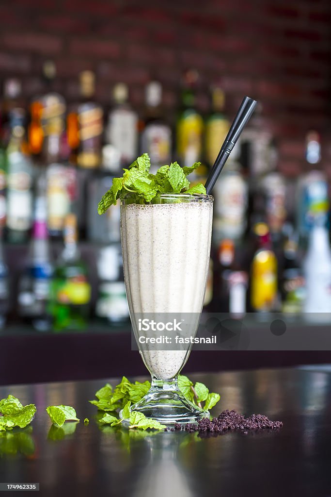 Alkoholfreie chocomint Milchshake cocktail auf der klassischen Schwarz Tisch in bar - Lizenzfrei Lassi - Getränk Stock-Foto