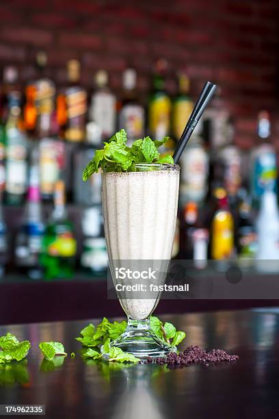 Alkoholfreie Chocomint Milchshake Cocktail Auf Der Klassischen Schwarz Tisch In Bar Stockfoto und mehr Bilder von Lassi - Getränk