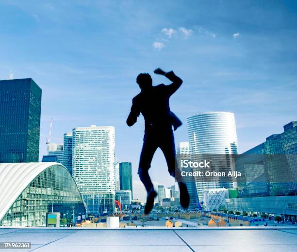 Hombre De Negocios Celebran Foto de stock y más banco de imágenes de Vista posterior - Vista posterior, Ciudad, Saltar - Actividad física