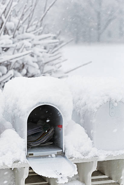 aprire la cassetta postale in tempesta di neve - isweather2013 foto e immagini stock
