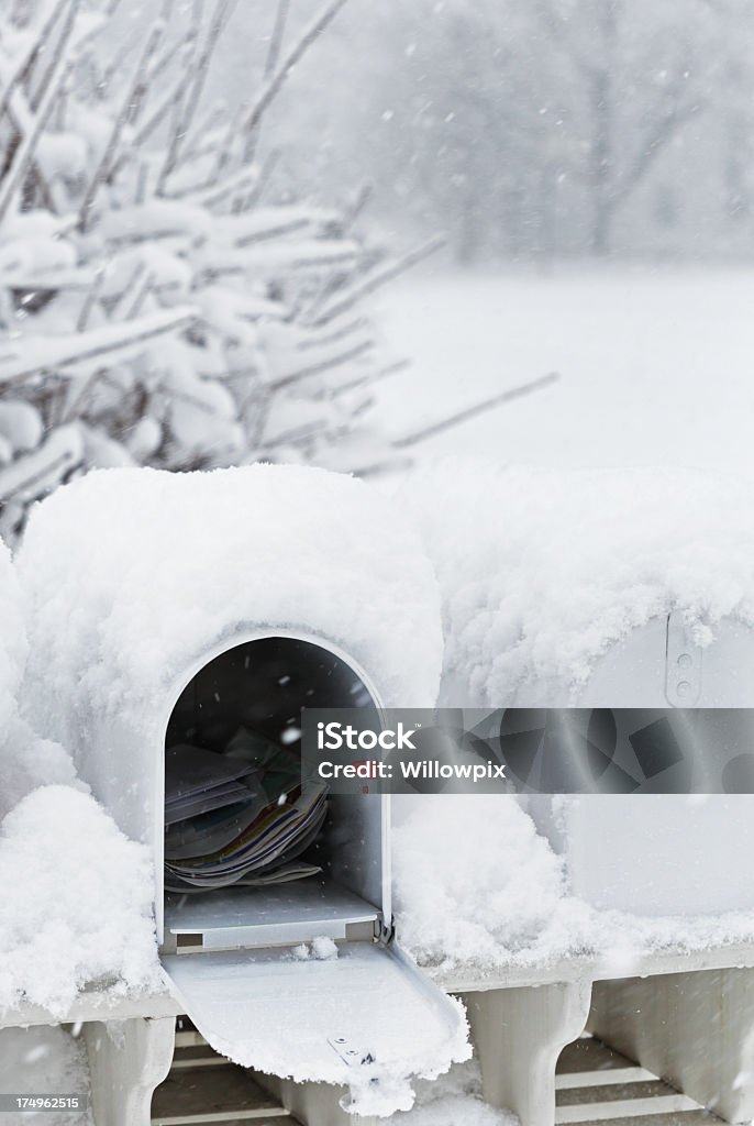 Abrir caixa de correio em Blizzard Snow - Foto de stock de Caixa de correio royalty-free