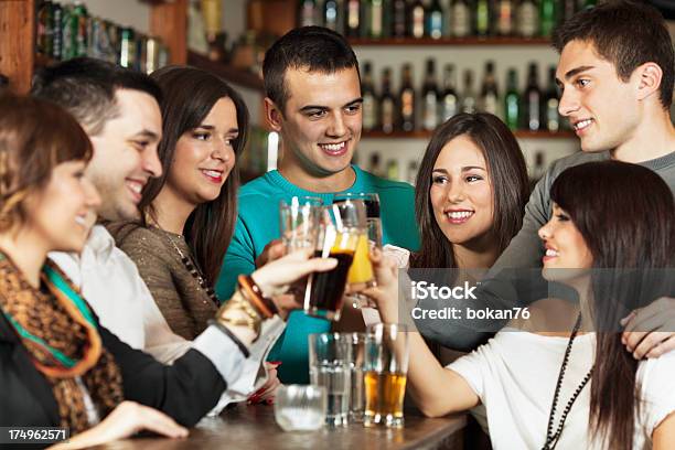 Amigos En Un Bar Foto de stock y más banco de imágenes de 20 a 29 años - 20 a 29 años, Acontecimiento, Adulto
