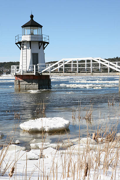 удвоение указывают маяк в зимний - maine lighthouse winter ice стоковые фото и изображения
