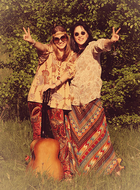 style des années 1960. hippie filles - 1960’s photos et images de collection