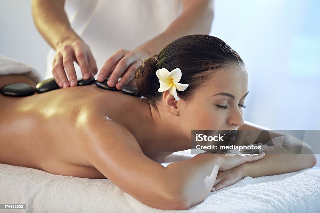 massage aux pierres - Photo de 20-24 ans libre de droits