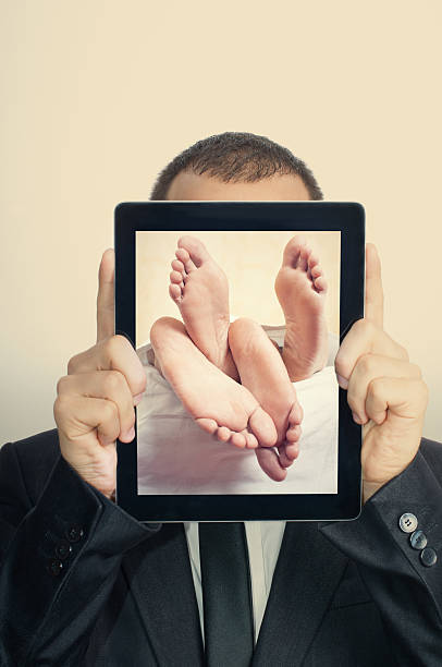 jovem empresário com pé de tablet digital - sole of foot human foot women humor imagens e fotografias de stock