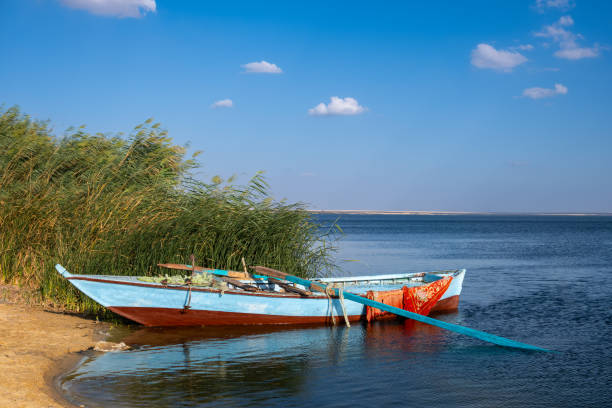 barco de pesca en el lago moeris - fayoum fotografías e imágenes de stock