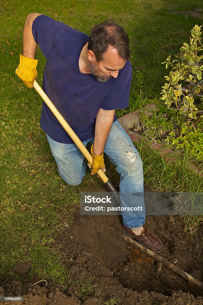 Famiglia idraulici uomo Front Yard Tubature dell'acqua - Foto stock royalty-free di Scavare