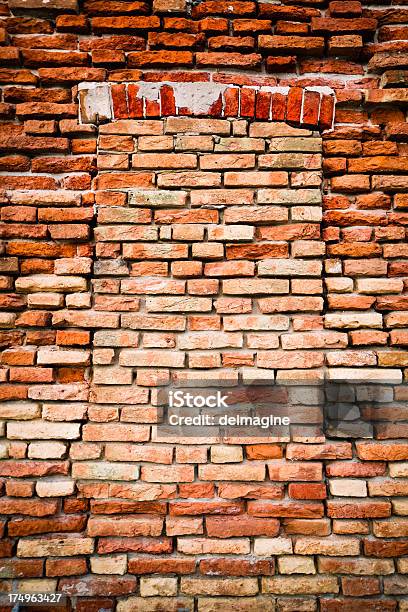 Muro Di Mattoni Danneggiata - Fotografie stock e altre immagini di Arancione - Arancione, Cemento, Colore descrittivo