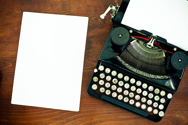 старый винтажный пишущая машинка и техническое описание - letter m typewriter key typewriter alphabet стоковые фото и изображения