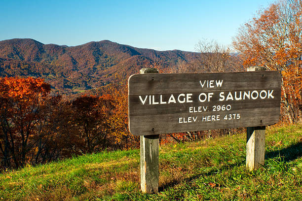 vila de saunook de vista, a blue ridge parkway, carolina do norte, eua - great smoky mountains national park mountain mountain range north carolina - fotografias e filmes do acervo