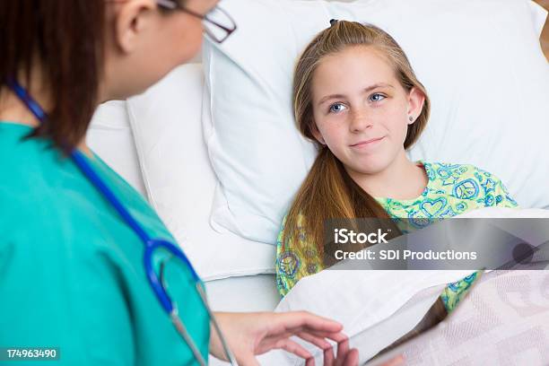 Krankenschwester Überprüfung Vitals Von Kleinen Mädchen In Childrens Hospital Zimmer Stockfoto und mehr Bilder von Bett