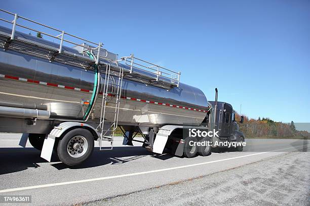 Ciężarówka Cysterna Do Przewozu Mleka - zdjęcia stockowe i więcej obrazów Cysterna do przewozu mleka - Cysterna do przewozu mleka, Ciężarówka, Bez ludzi