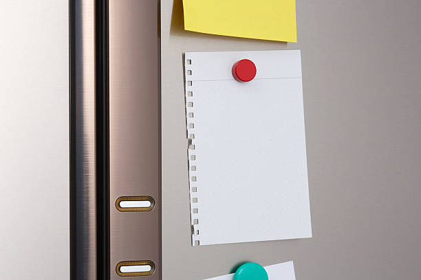 observação sobre geladeira porta - adhesive note note pad message pad yellow - fotografias e filmes do acervo