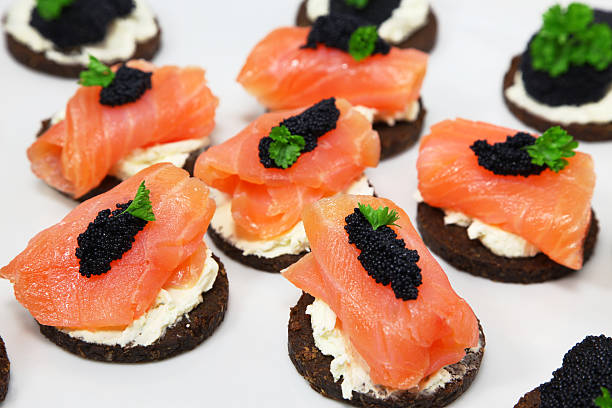 pumpernikiel i minikanapki - prepared fish lumpfish caviar caviar smoked salmon zdjęcia i obrazy z banku zdjęć